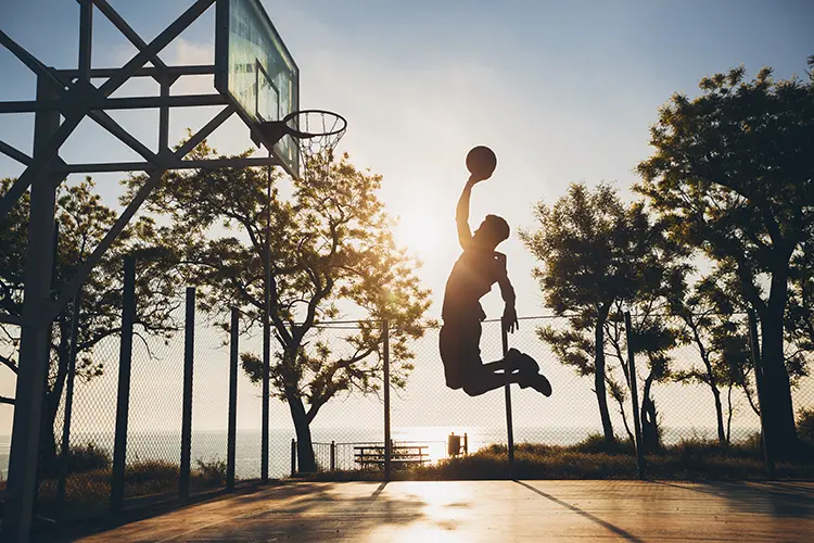 ragazzo gioca a basket